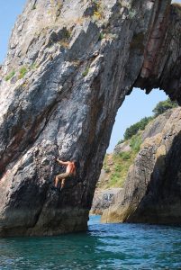 Sandskater Matt climbing London Bridge